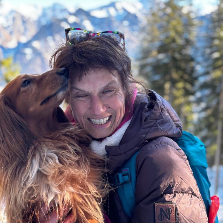 Frau mit Hund alleine unterwegs